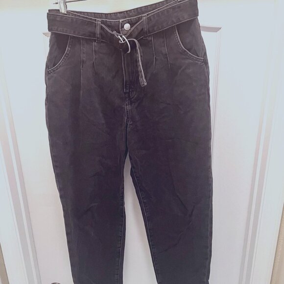 H & M-High Waisted Mom Jeans-Black Distressed Size 4 -Cotton Blend-Belted-Trend - Picture 4 of 15